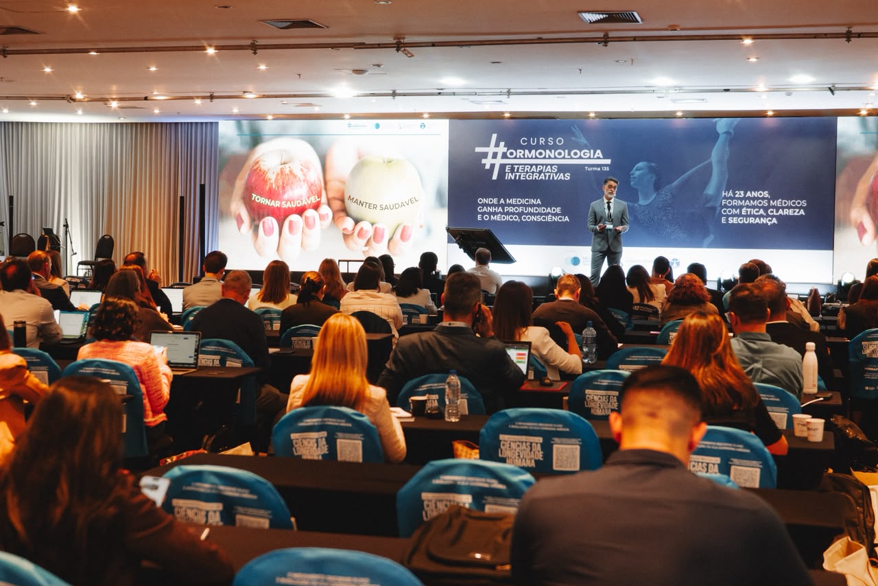 Dr. Humberto Portella durante uma palestra médica